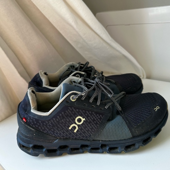 On cloudstratus women’s 7.5 - Picture 2 of 6